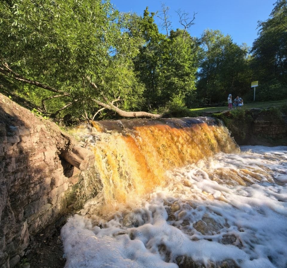 Саблинский водопад на реке Саблинке — вода падает с песчаникового уступа